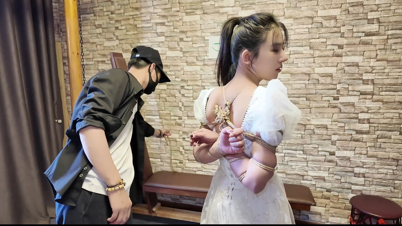 一绳所爱 杨若琳白色礼服，五花紧缚逛店.mp4_20250528_185332.683