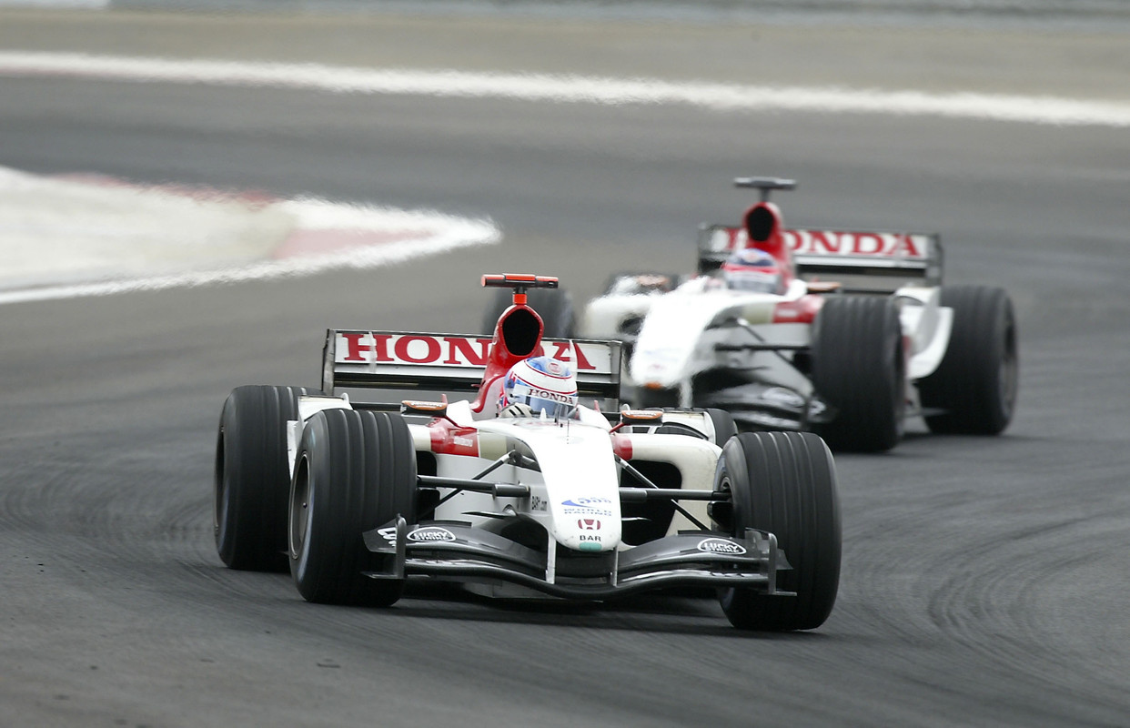 JensonButtonleadsTakumaSatoatBahrain2004