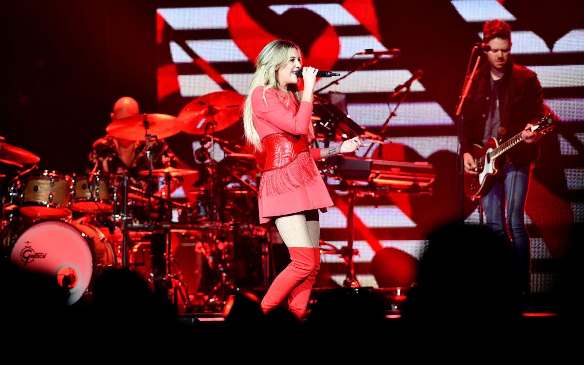 kelsea-ballerini-performs-at-miss-me-more-tour-in-sioux-city-05
