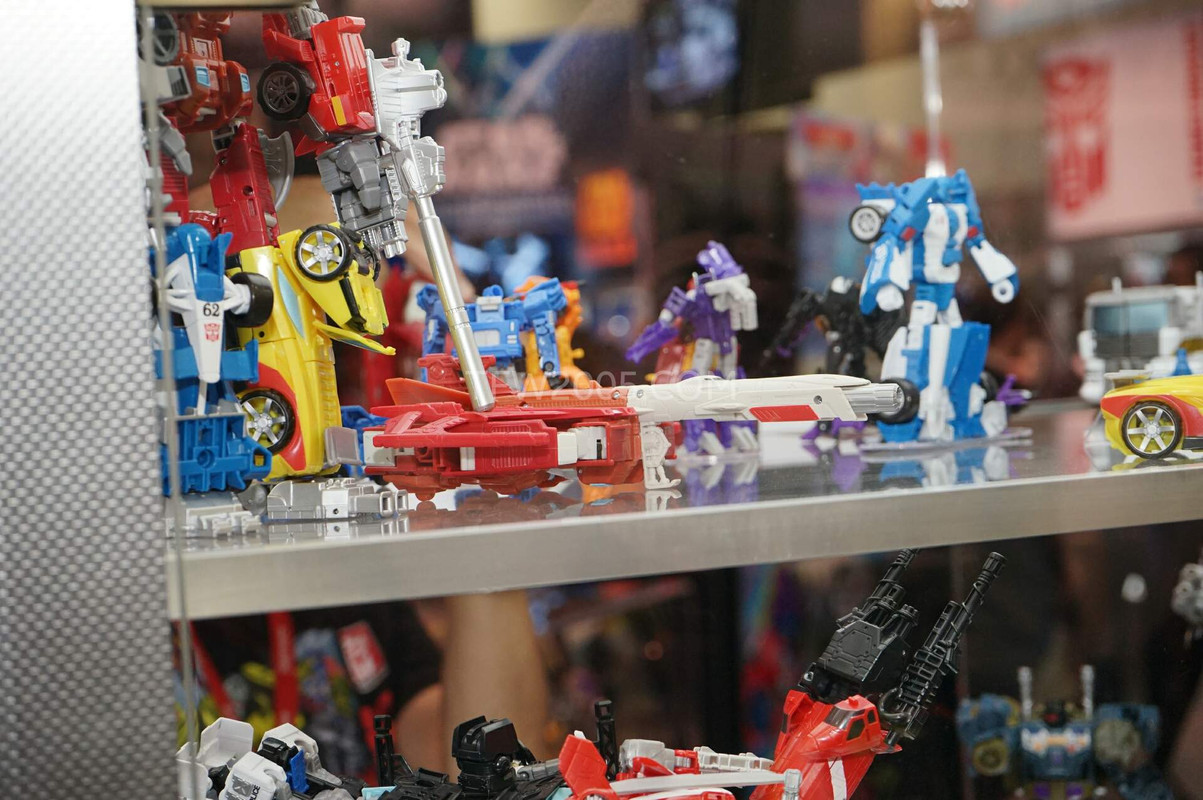 SDCC2015-Hasbro-Case-Transformers-Combiner-Wars-