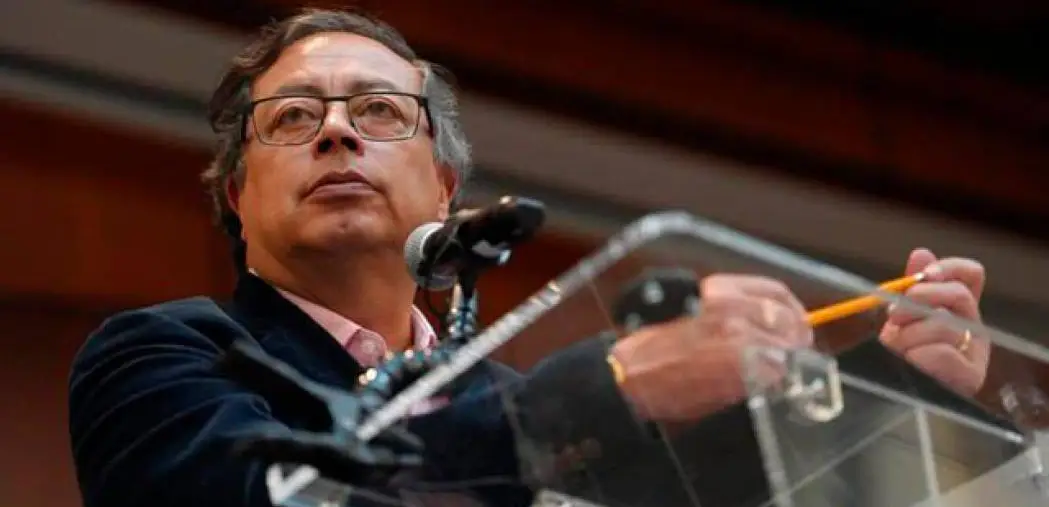 Petro suspende la licitación para el operador de salud del Magisterio