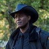 sheriff-mike-on-the-scene-resident-alien-s1e1-2.jpg