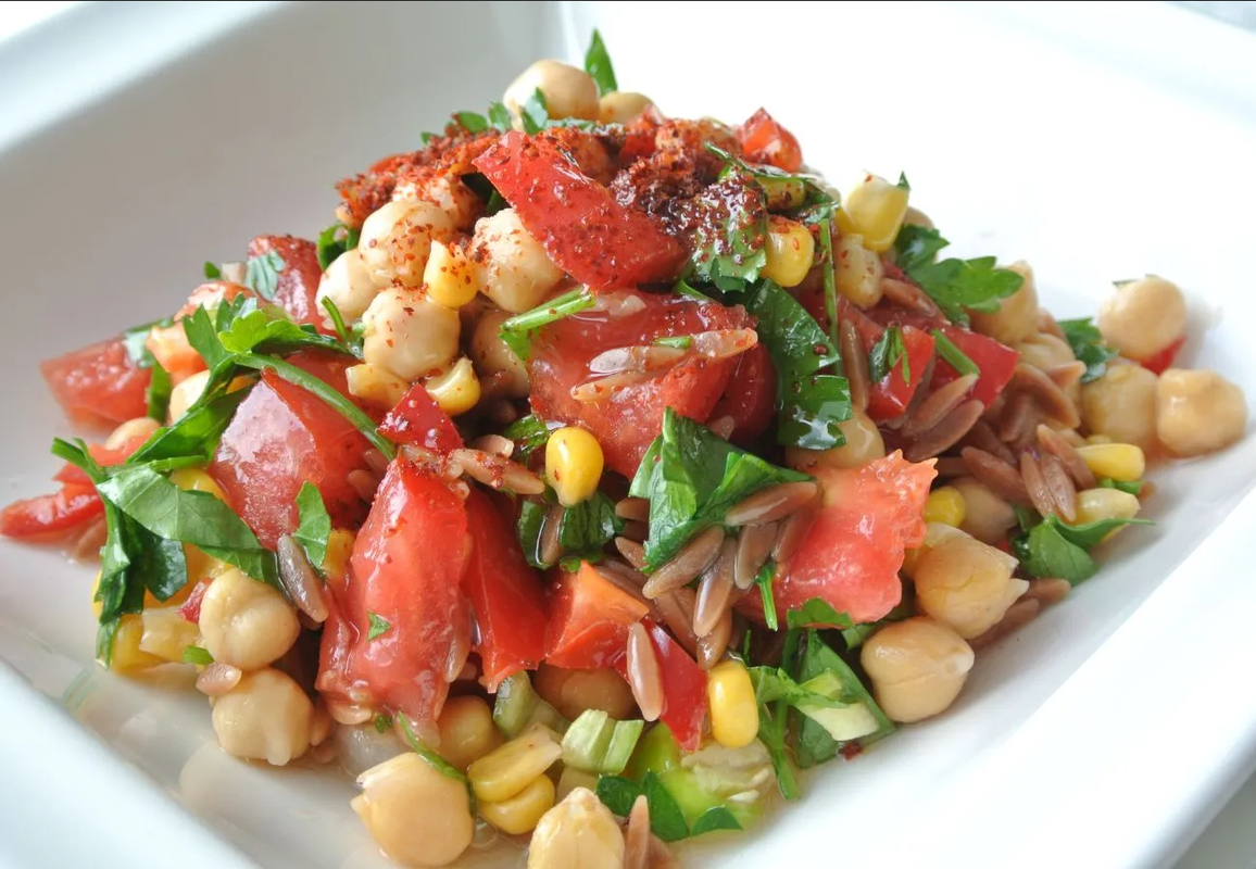 ¿Cena ligera? Prepara una rica ensalada de garbanzos y pimientos