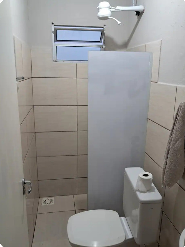 Cama de solteiro arrumada na kitnet