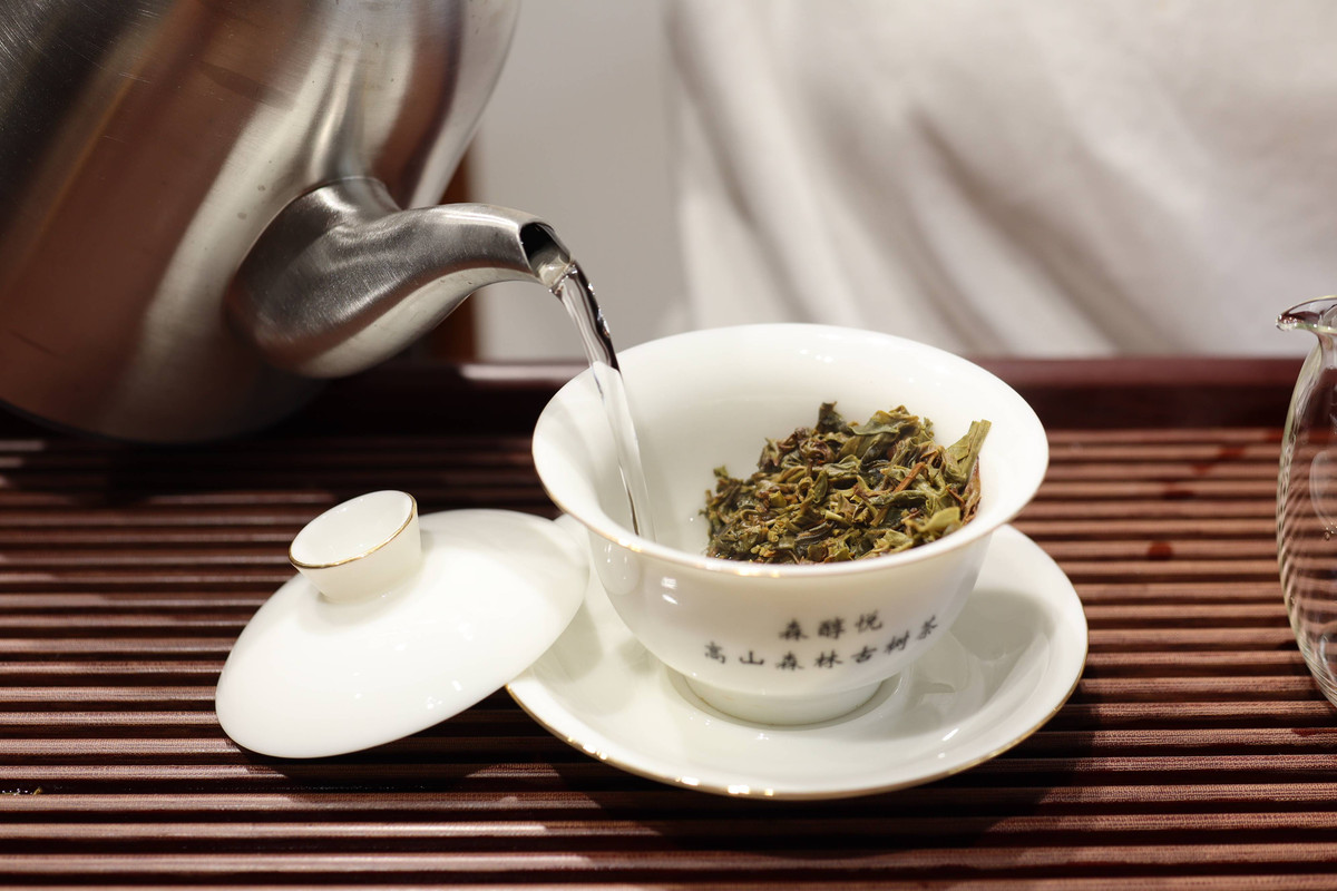 What Teaware Elevates the Experience of Drinking White Tea? What Teaware Elevates the Experience of Drinking White Tea?