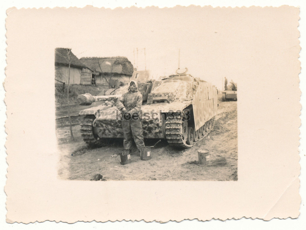 Foto Panzermann vor Sturmgeschütz Panzer mit Tarnung im Kessel B