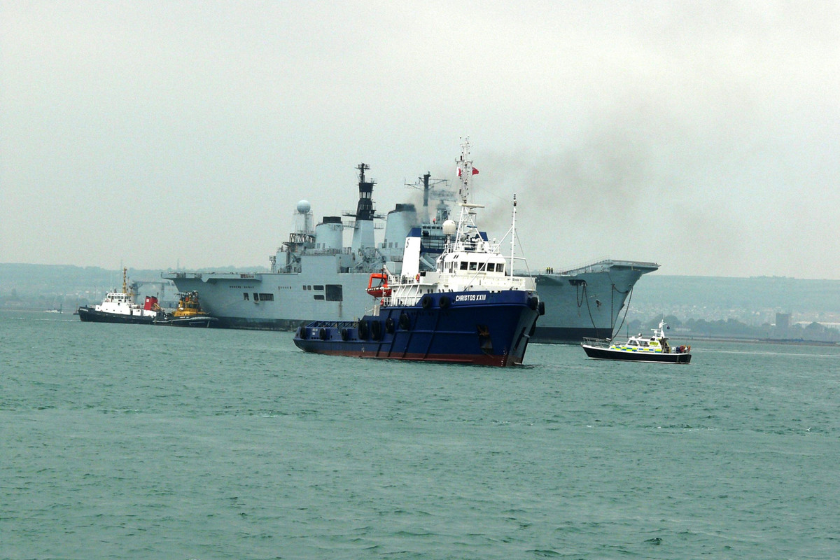 HMS Ark Royal (R.07) уводят на разборку, 20 мая 2013-2