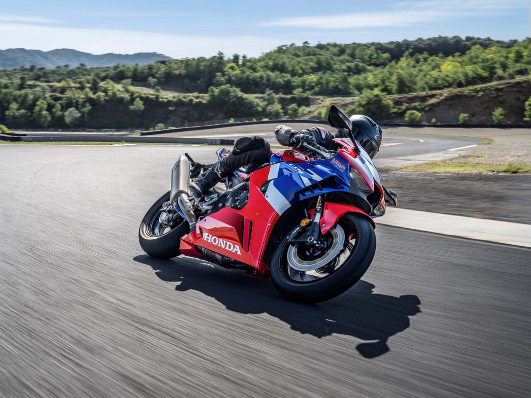 Спортбайк Honda CBR1000RR-R Fireblade 2022