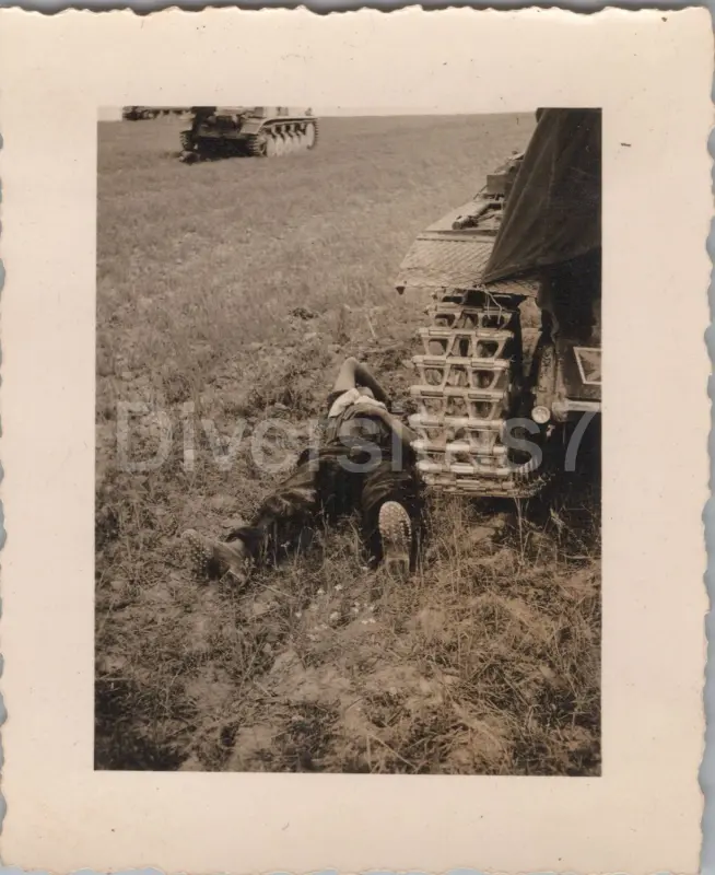 Foto a Nachl. Uffz H Gollner Panzer-Regt. 4, Seppl schläft am Panzer Slonim D-82