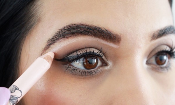 Карандаш для бровей.</div>
<div> Какой лучше купить Brow, Eyebrow, Maybelline, Eva. Правильно красим брови» /></div>
<p>
Карандаш подойдет для того, чтобы подкорректировать неровности формы бровей, спрятать очень маленькие минусы и выполняет взгляд более отдохнувшим.
</p>
<h3>Автоматизированный (механический) карандаш</h3>
<p>
Механический карандаш для бровей подходит тем, кто себя считает профи в рисовании формы. Грифель карандаша не выделяется тонкостью, благодаря этому над точностью контура брови придется поработать.
</p>
<div style=