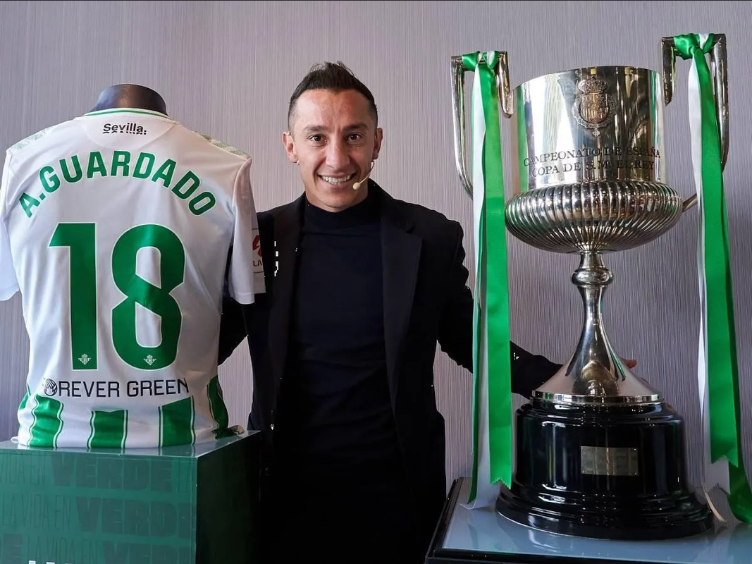 Andrés Guardado manda recado al Atlas tras llegar a México para firmar con León