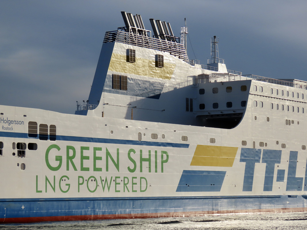 AA9D56C8-9E15-42CC-8FA9-03EEB4E0025F