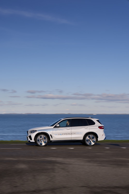 P90494383_highRes_bmw-ix5-hydrogen-on-