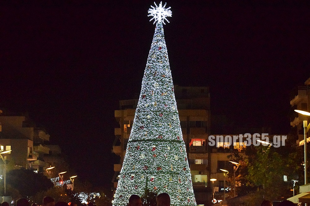 , Καλαμάτα: Φωταγωγήθηκε το Χριστουγεννιάτικο δέντρο στην Κεντρική πλατεία (φωτο &#038; βίντεο)