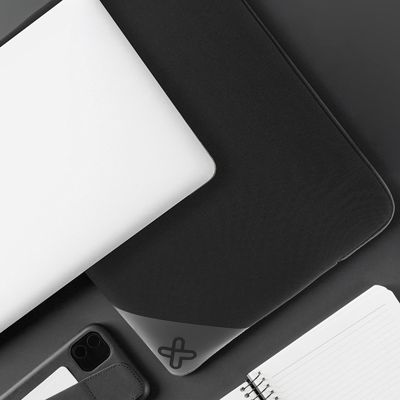 Funda de neopreno Klip Xtreme NeoActive protegiendo una laptop.