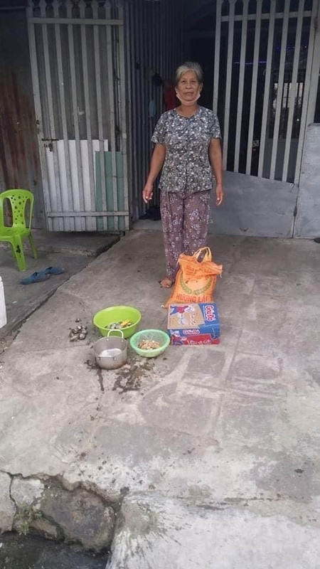 Hình ảnh phát gạo mì cho khu cách ly "Hòn Rớ" Nha Trang 2