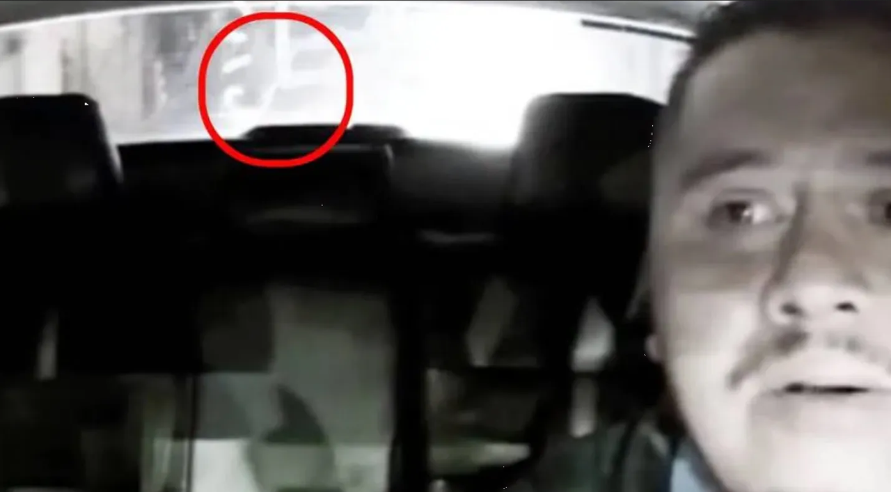 Conductor evita asalto y robo tras descubrir a montachoques siguiéndolo: video