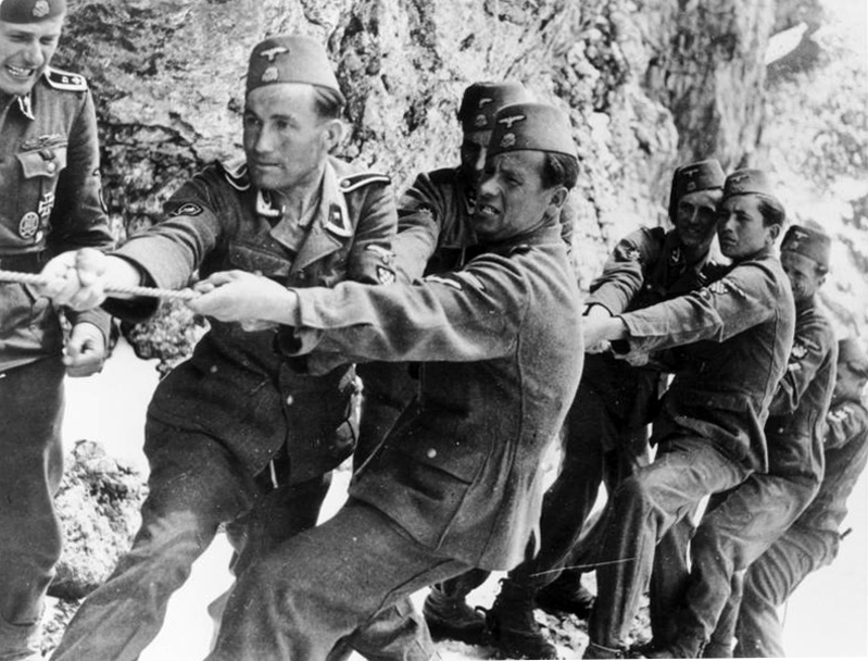 Soldados de la 13.ª División de Montaña SS Handschar en las montañas mayo de 1944 Soldados de la 13.ª División de Montaña SS Handschar en las montañas mayo de 1944