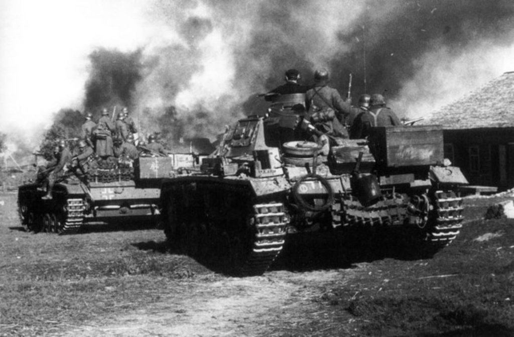 Panzers III de la 11ª División Panzer cargados de infantes avanzan sobre Moscú. Octubre de 1941