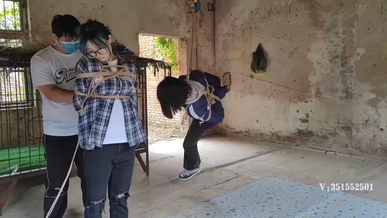 一绳所爱 两个美女被吊在废弃的屋子.mp4_20231008_131153.739