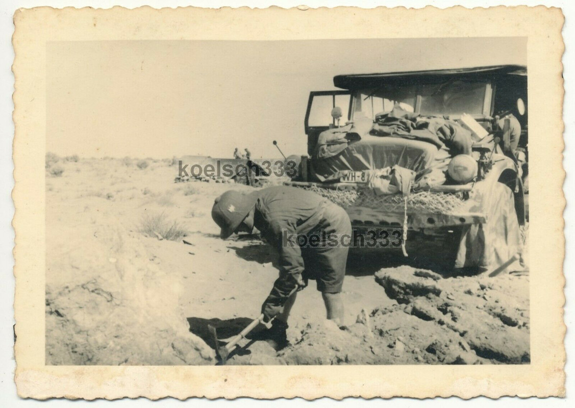 Foto Afrika Korps Soldat am Kfz. 81 mit Wetterschutz ! Kübelwage