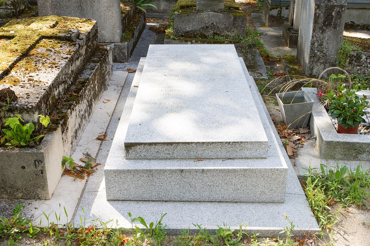 1280px-Père-Lachaise_-_Division_44_-_Daninos_01