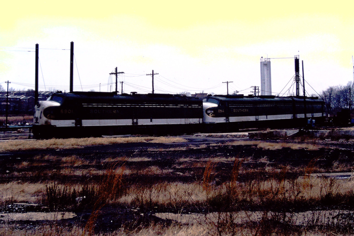SOU-E8-6901-6914-Ivey-City-Yard-WASH-DC-Christmas-1975.jpg