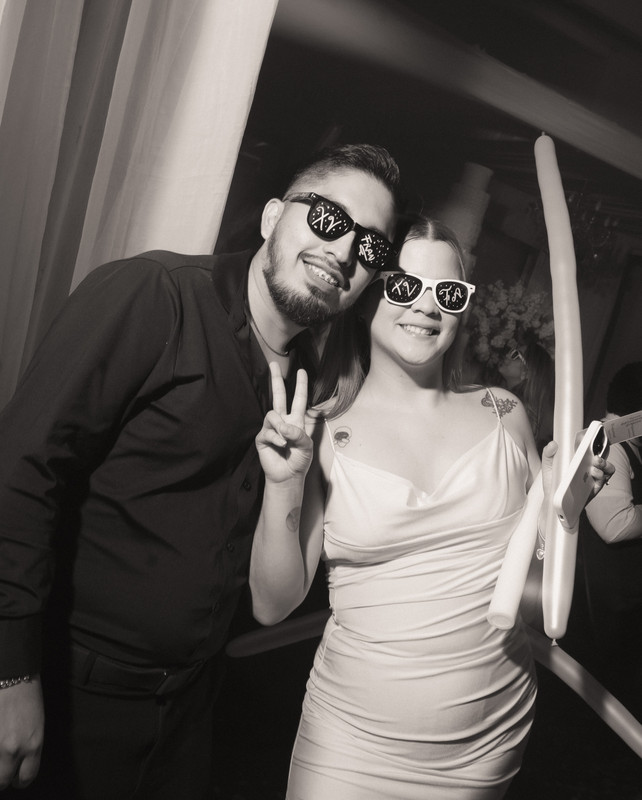 Invitados festejando en blanco y negro en quinceaños
