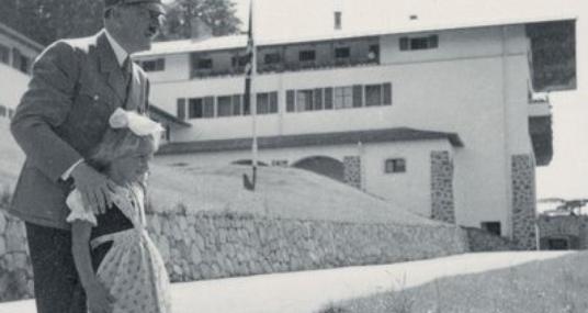 Hitler y la niña en Berghof