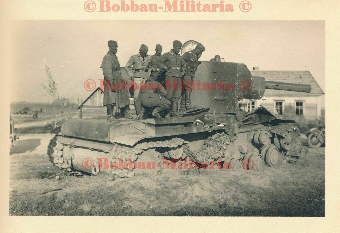 Foto Russland hinter Ostrow О́стров russischer KW 2 Beute Panzer combat 1941 (2)