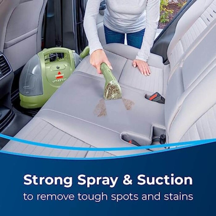 Persona usando la aspiradora BISSELL Little Green en escaleras.