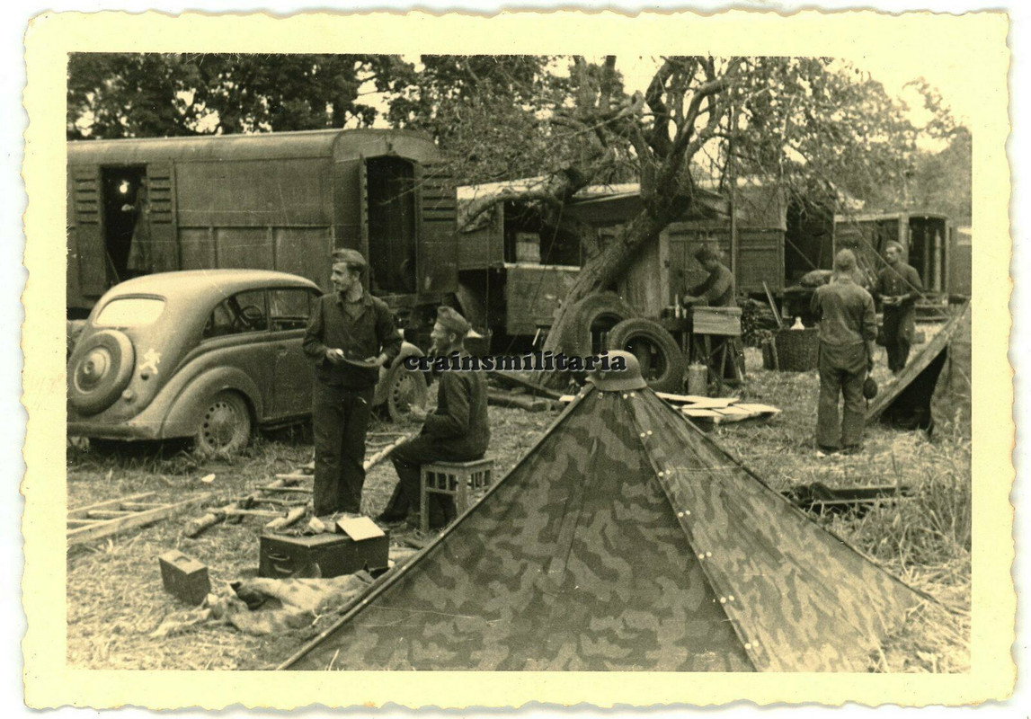 Orig. Foto Soldaten bei Pkw mit 225.ID Wappen Lkw Anhänger