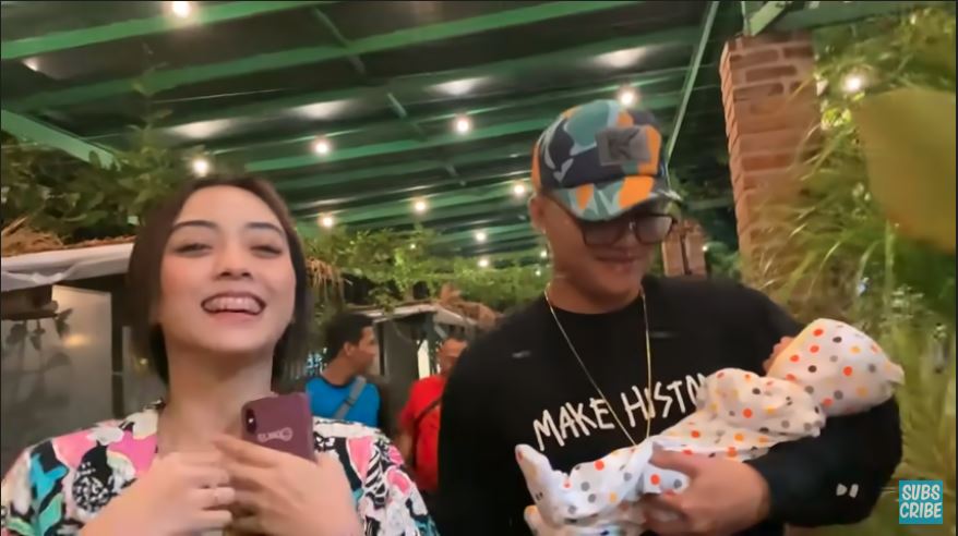 Azel dan Rizky saat bersama anak bungsu Lina