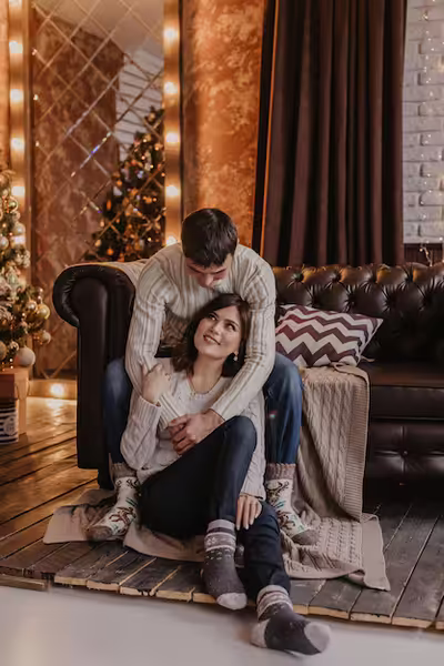 happy-couple-celebrating-christmas-together-141000-2639.avif