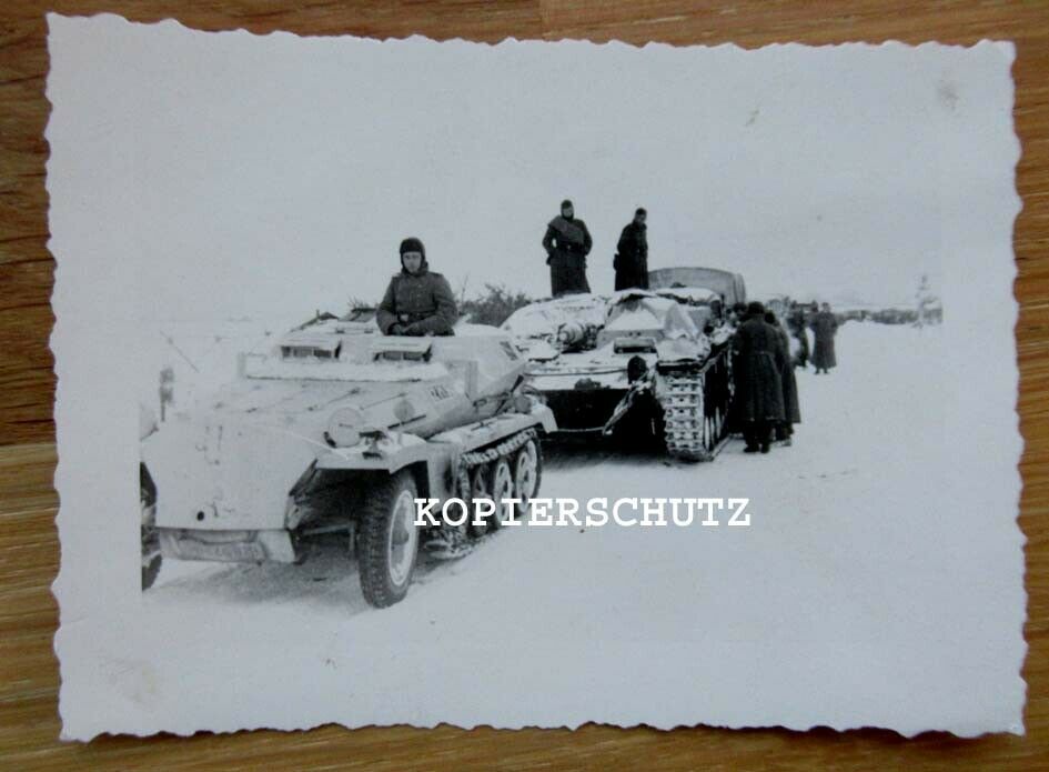 Foto Sonder KFZ Schützenpanzer schleppt ein Sturmgschütz im Wint