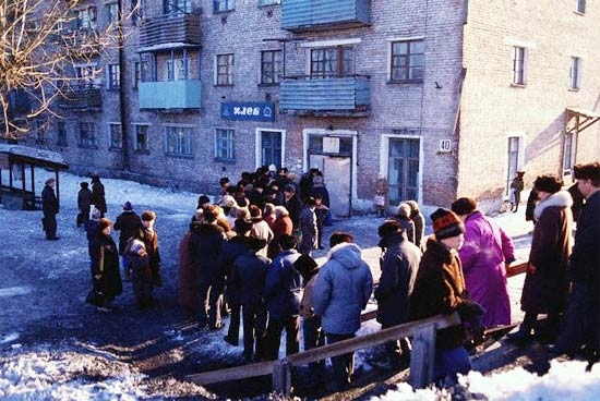 https://i.postimg.cc/HkmLzMSM/Queues-and-life-in-the-CCCP.jpg