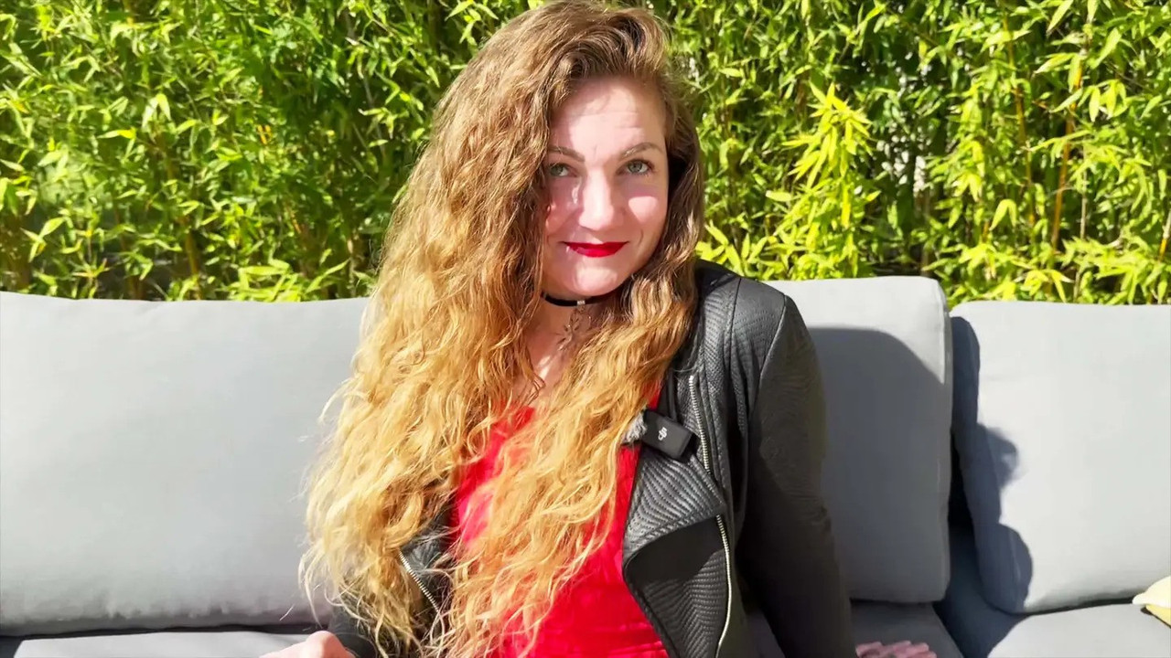 JacquieEtMichelTV 25 04 30 Anastasia prefers to be with others