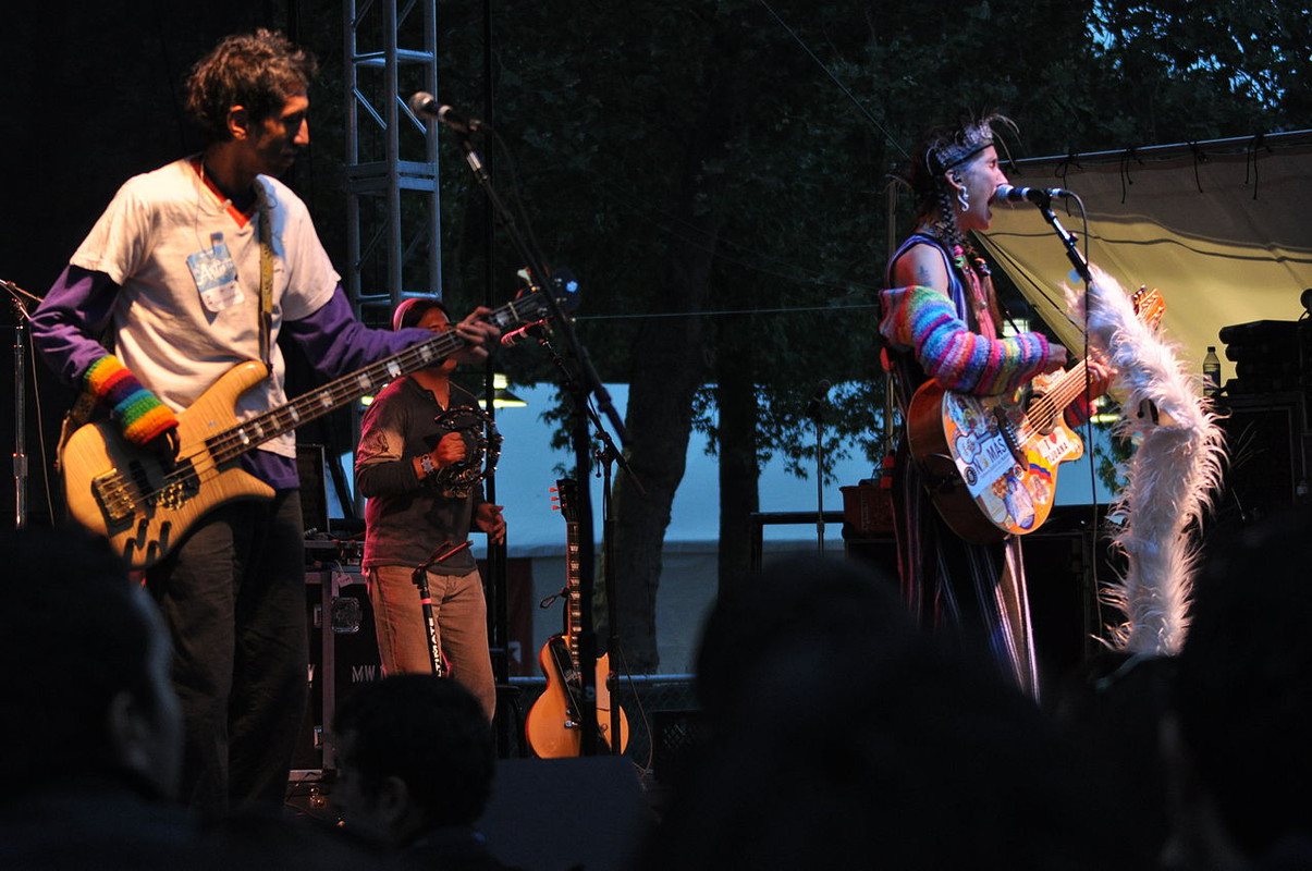 1280px Aterciopelados Bumbershoot 2010 02 - Aterciopelados: Discografía Interactiva