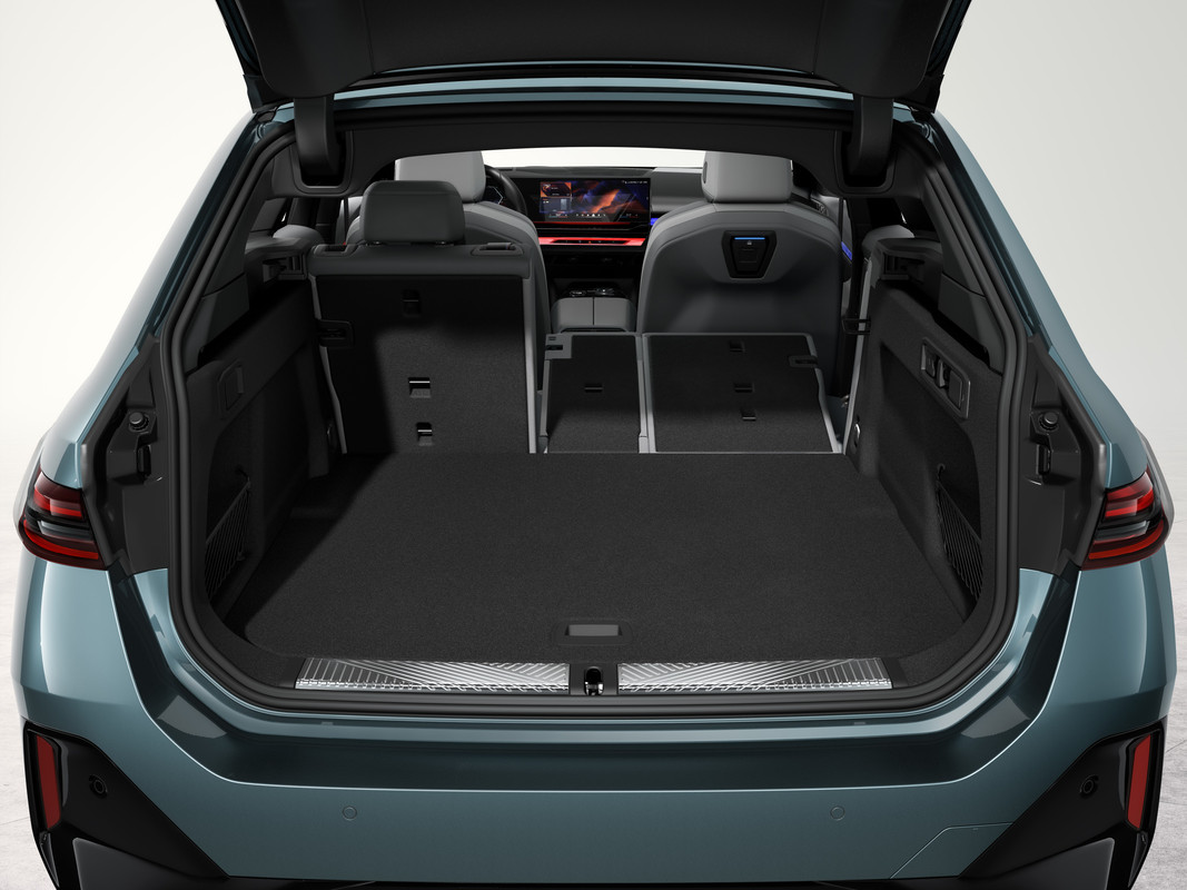 P90536882_highRes_the-new-bmw-i5-edriv
