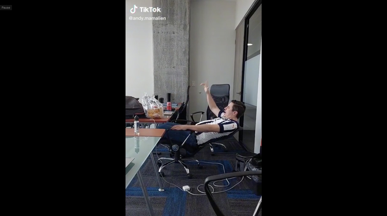 Joven hace trend de Grupo Firme, rompe una silla de su oficina y se viraliza