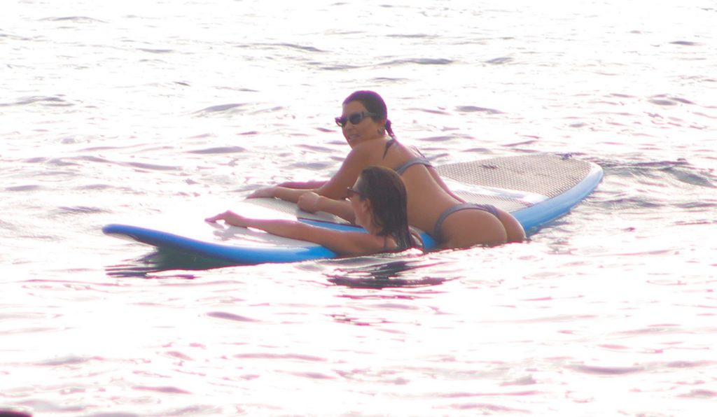 Kim-Kardashian-Kourtney-Kardash-Upskirt-Stars-Com-33