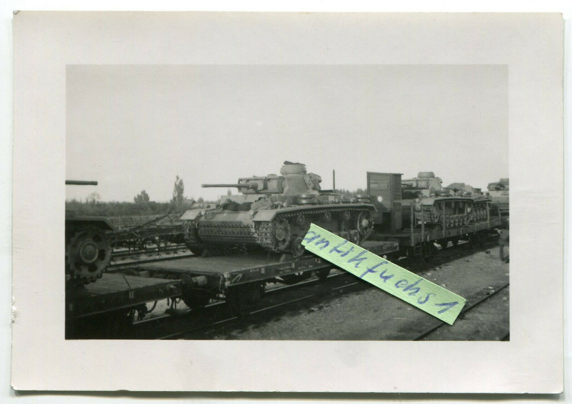 Deutsche Panzer auf Eisenbahnzug in Medyka bei Przemyśl in Polen 1941