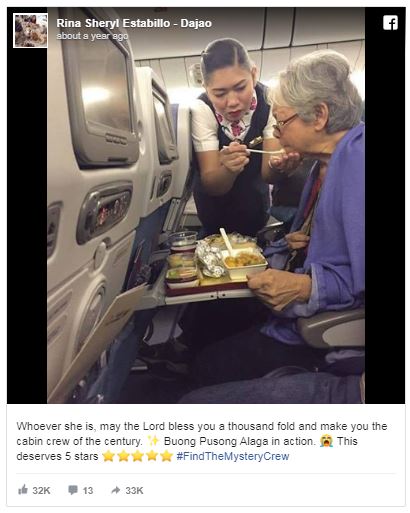 Seorang pramugari suapi nenek tua di pesawat