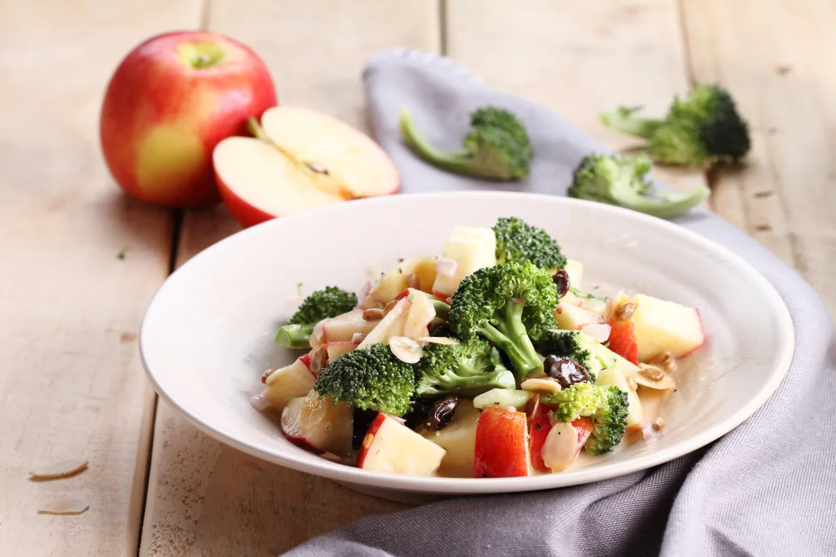 Prepara esta deliciosa cena ligera, ensalada de coliflor con brócoli y manzana