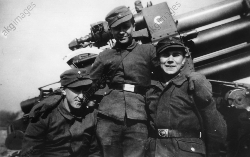 Hitlerjugend am Flakgeschütz 1944 (4)