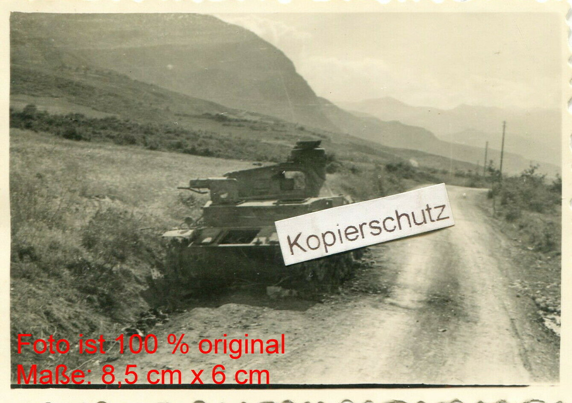 Griechenland , zerstörter dt. Panzer an den Thermopylen (1)