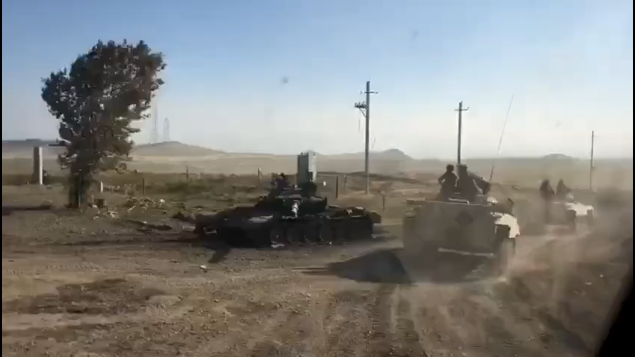 Азербайджан нападет на армению. Танк т-72 в Нагорном Карабахе. Подбитый танк т72 в Карабахе. Уничтоженная техника в Нагорном Карабахе 2020. Нагорный Карабах подбитый танк.