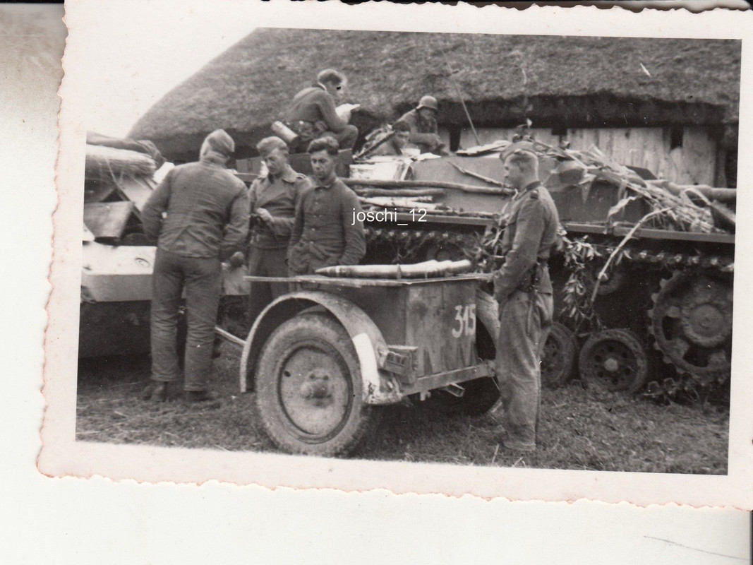 STUG -Mun- Anhänger - wird aufmunitioniert