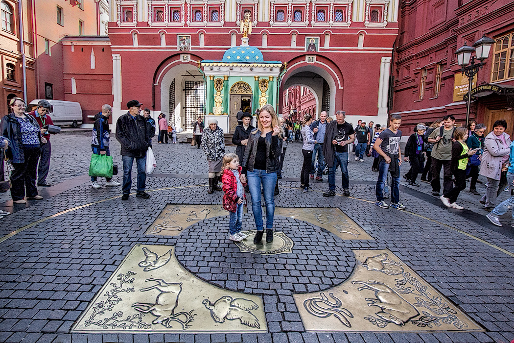 Почему нельзя на красной площади. Нулевой километр на Манежной площади. 0 Километр в Москве на красной площади. Нулевой Меридиан в Москве на красной площади. Центр Москвы нулевой километр.