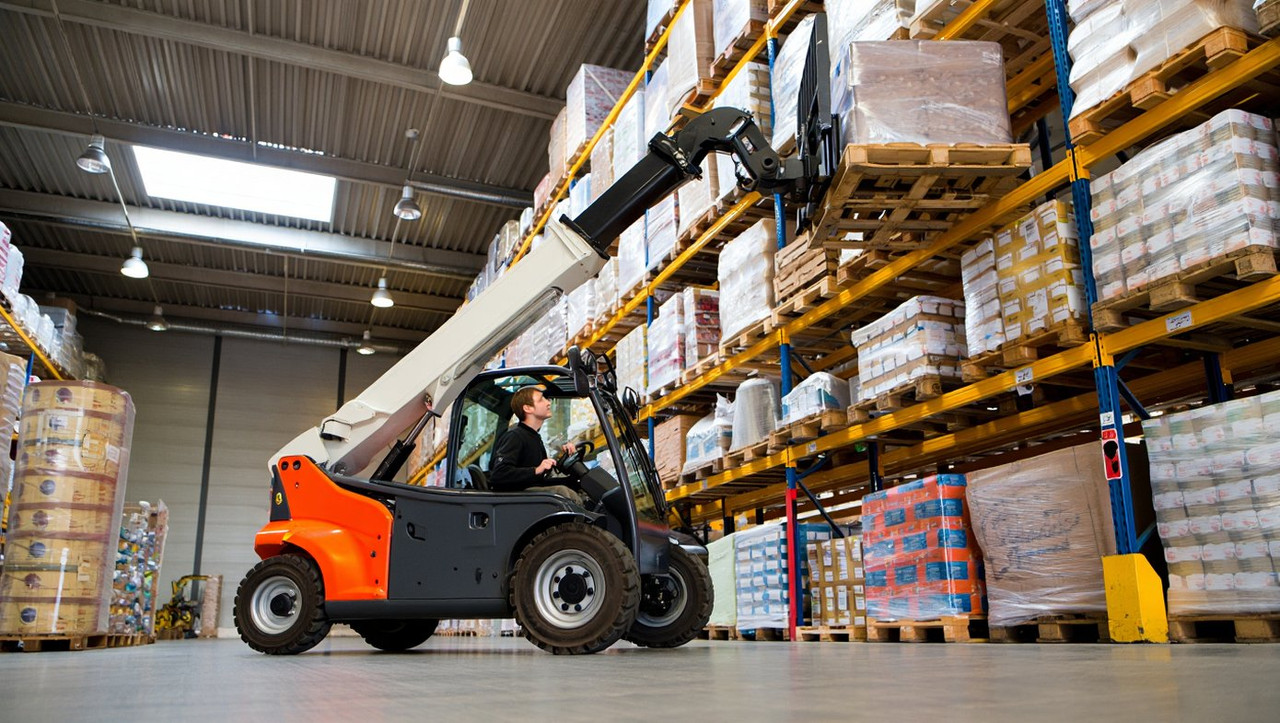 Работа с грузами на телескопическом погрузчике в складских условиях
